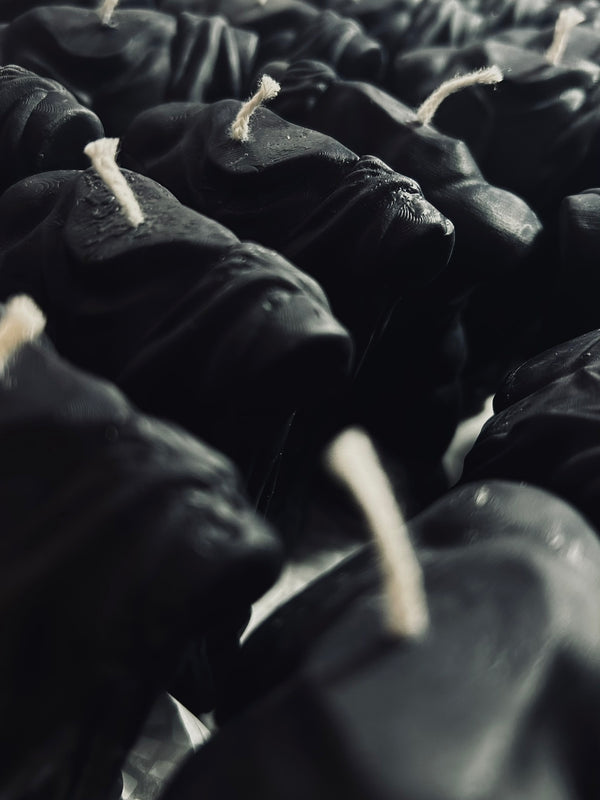 Процес на отлежаване на мъжки луксозни парфюмни свещи