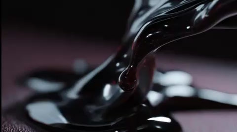 Изливане на органичен соев восък за свещи